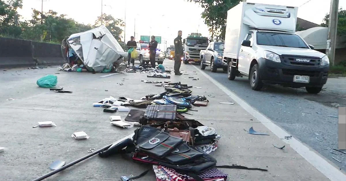 กระบะชนท้ายรถพ่วงอย่างจัง ของกระจายเกลื่อนถนนทุกช่องทาง
