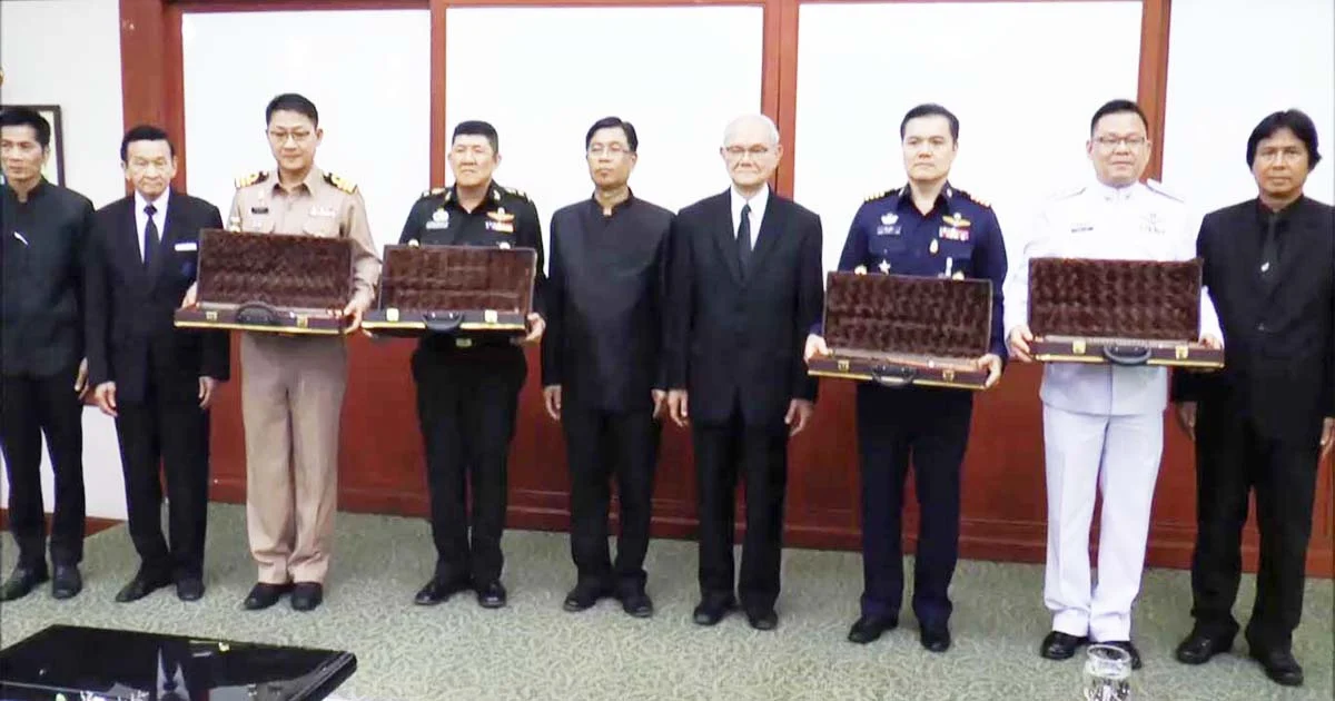 ‘มีชัย’ มอบปี่ 12 เลาแก่วงดุริยางค์ 4 เหล่าทัพ ใช้บรรเลงในพระราชพิธี