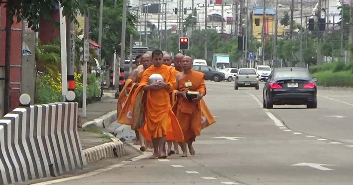 พระสงฆ์บวชถวายในหลวง ร.9 ออกรับบิณฑบาตจากญาติโยม