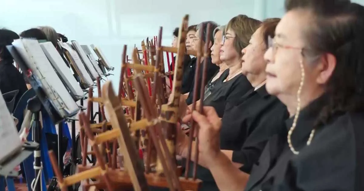 ผู้สูงอายุวง “อังกะลุงพันปี” ร่วมใจซ้อมอังกะลุงเพลงพระราชนิพนธ์ เพื่องานถวายพระเพลิง