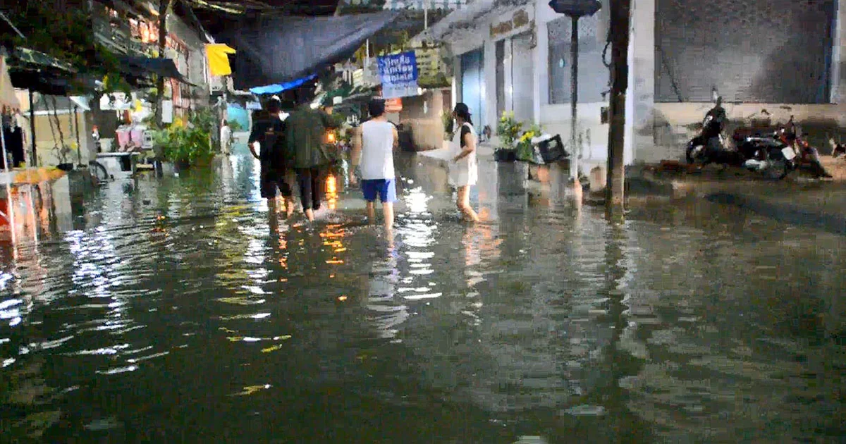 ฝนถล่มกรุงเก่า ! น้ำทะลักท่วมตลาดโบราณบ้านแพนกลางดึก
