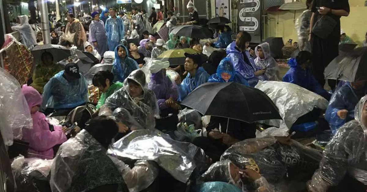 ฝนตกหนักบริเวณท้องสนามหลวง แต่ประชาชนไม่ท้อ รอร่วมพิธีสำคัญ