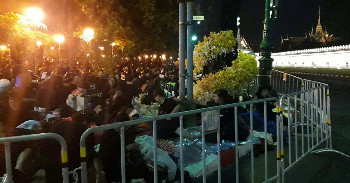เปิดจุดคัดกรองแล้ว ! ปชช.ทยอยเข้าพื้นที่สนามหลวงรอร่วมพระราชพิธีฯ