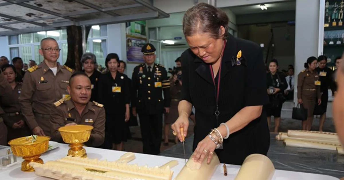 สมเด็จพระเทพฯ ทรงแทงหยวกลายซุ้มบันแถลง ประดับพระจิตกาธาน