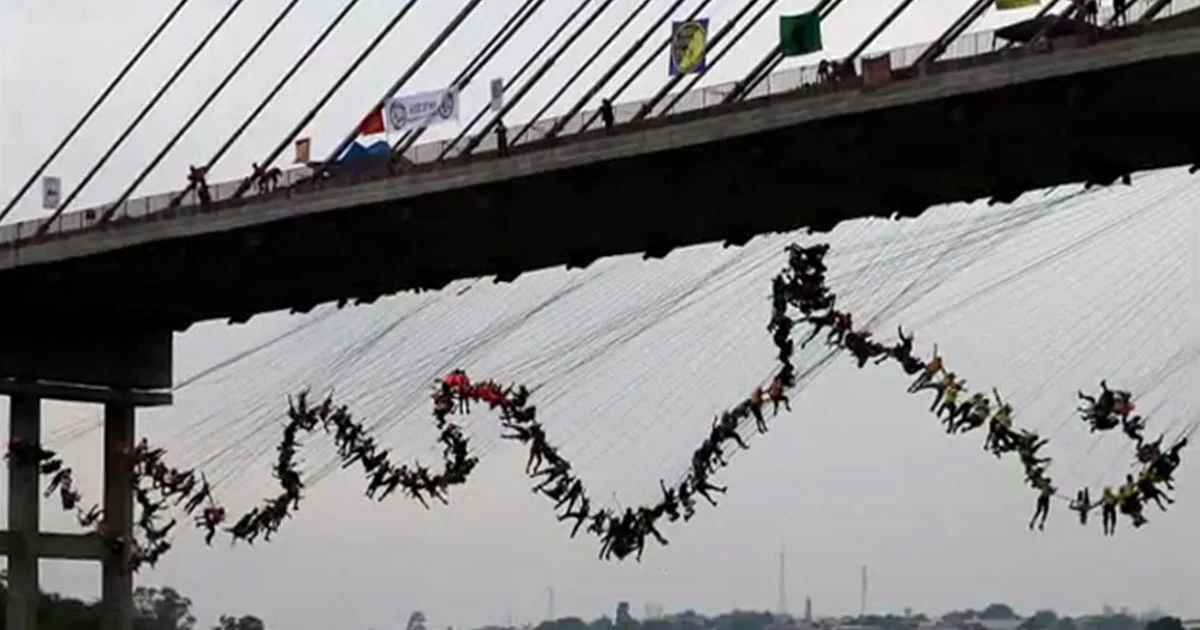 ทุบสถิติ ! 245 ชีวิต โดดบันจีจัมพ์หมู่ จากสะพานสูง 30 เมตร