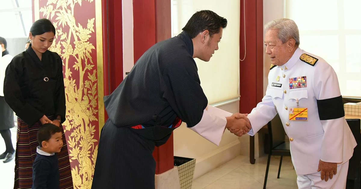 กษัตริย์จิกมี เสด็จถึงไทยเพื่อทรงเข้าร่วมพระราชพิธีถวายพระเพลิงพระบรมศพ