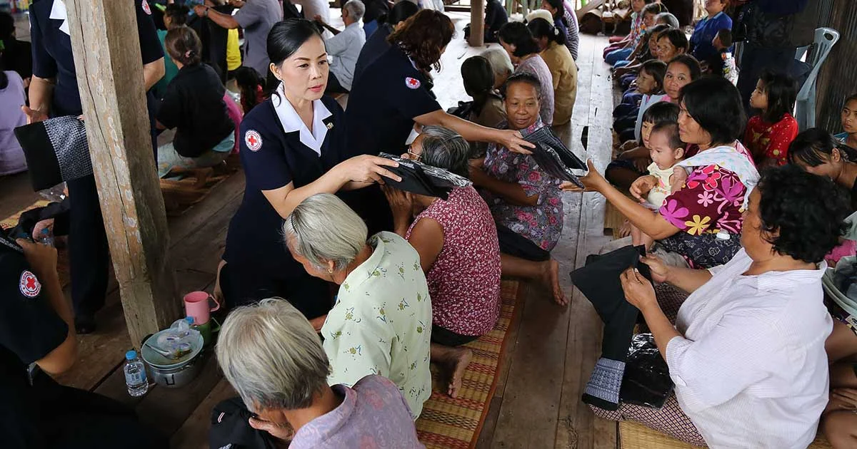จ.เลย จัดหาชุดดำให้ชาวบ้านถูกน้ำท่วม ร่วมงานถวายพระเพลิงพระบรมศพ