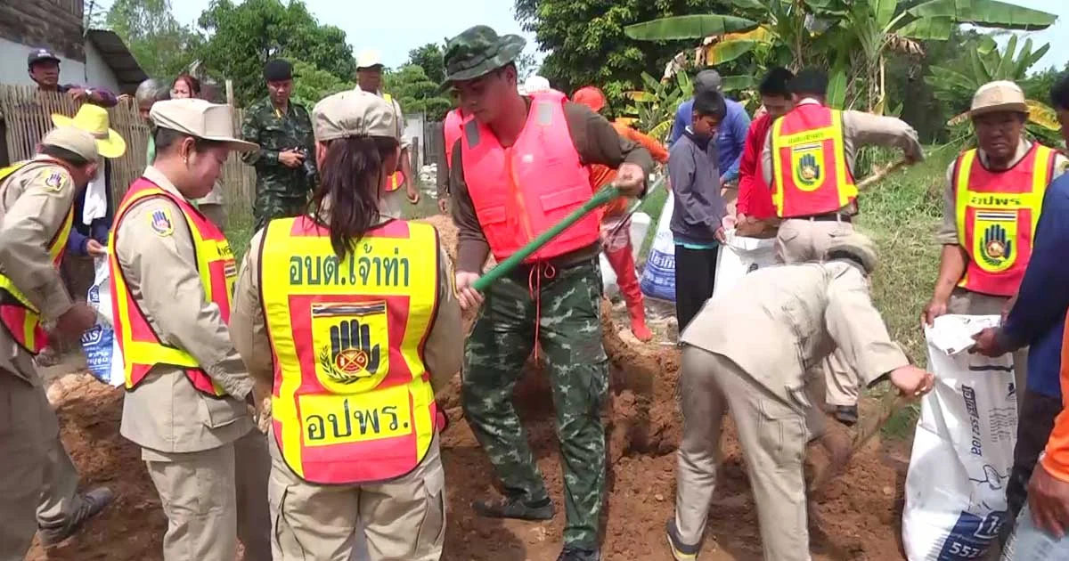 มวลน้ำเขื่อนอุบลรัตน์ถึงกาฬสินธุ์แล้ว ! ทหาร-ชาวบ้านเฝ้าระวังพนังลำชี หวั่นทะลักท่วม