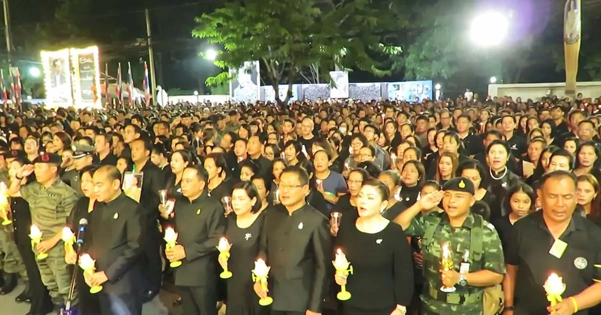 ปชช.หลั่งน้ำตา จุดเทียนถวายอาลัยแสงสุดท้าย ที่หน้าวังไกลกังวล