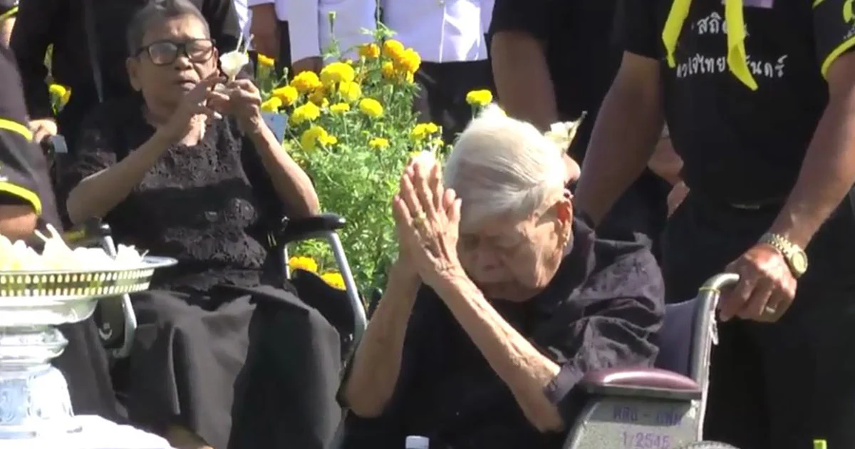 พสกนิกรนับหมื่นหลั่งน้ำตา ร่วมส่งในหลวงรัชกาลที่ 9 สู่สวรรคาลัย