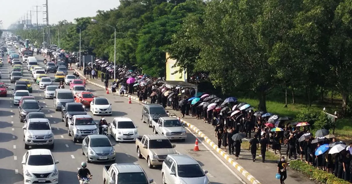 พุทธมณฑลรถติดยาว ! ประชาชนนับหมื่น หลั่งไหลร่วมวางดอกไม้จันทน์