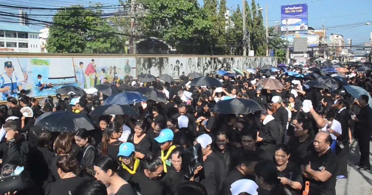 นายอำเภอบางละมุง นำประชาชนนับหมื่นคน ร่วมวางดอกไม้จันทน์