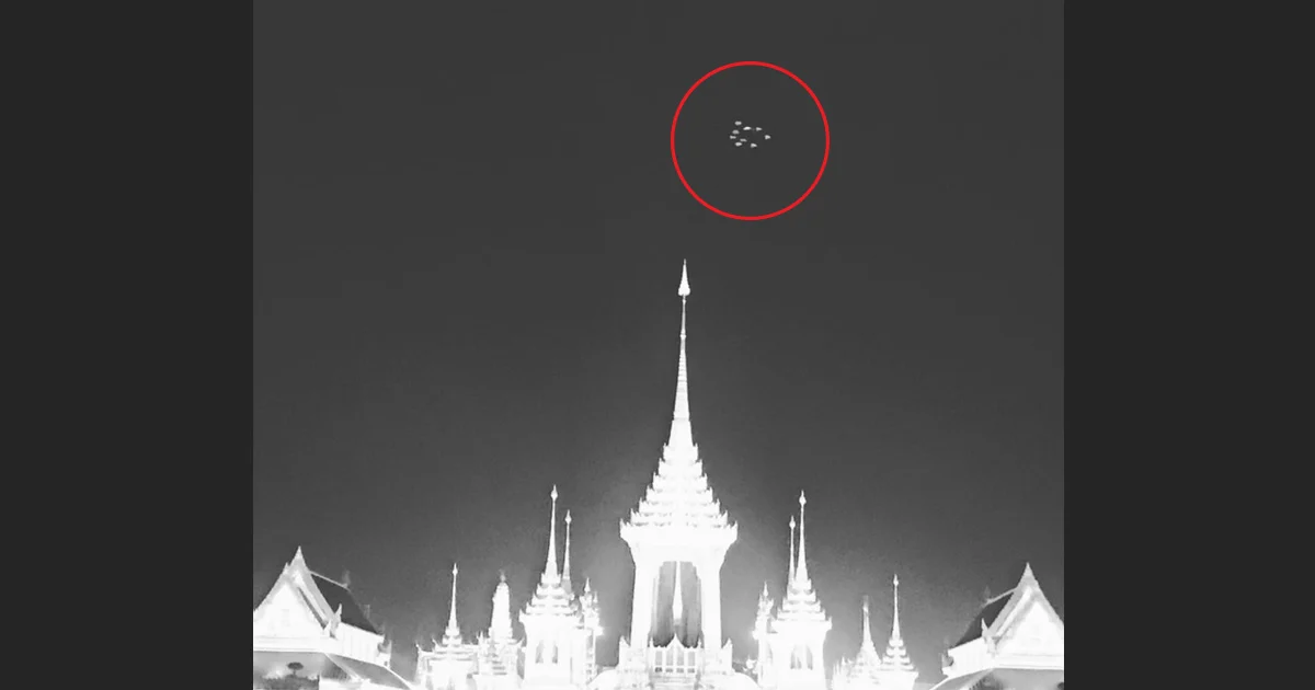 สุดอัศจรรย์ ! ฝูงนกจำนวน ๙ ตัว บินวนรอบพระเมรุมาศ ก่อนหายเข้าหมอกเมฆ