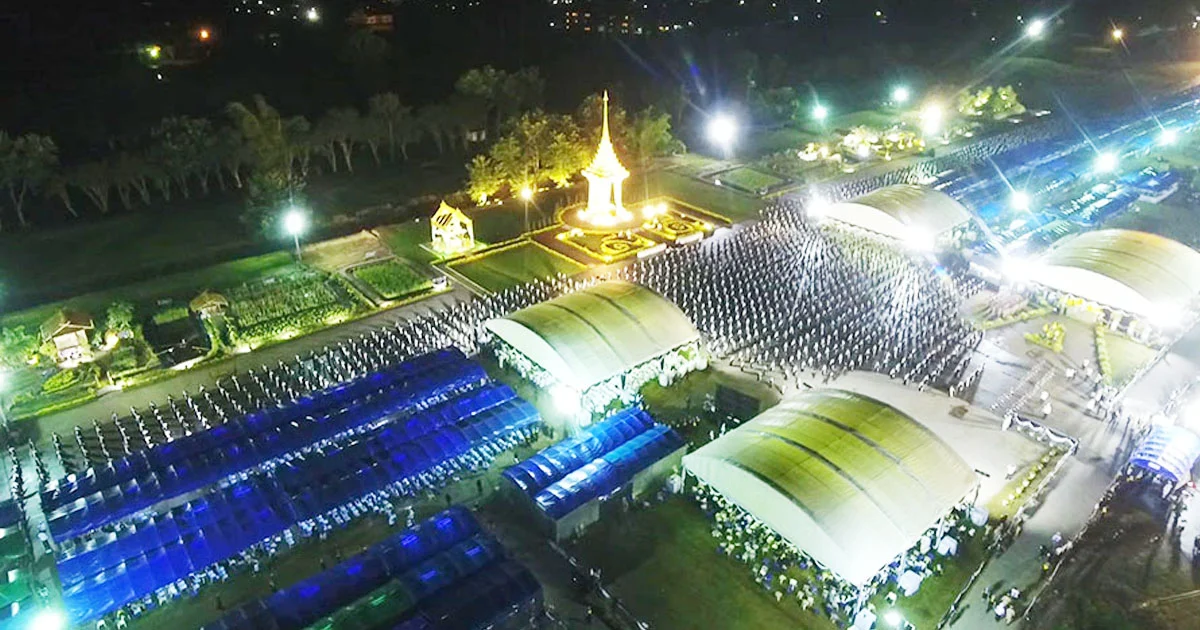เชียงรายพร้อมใจฟ้อนถวายหน้าพระเมรุมาศจำลอง ไว้อาลัยในหลวง ร.9
