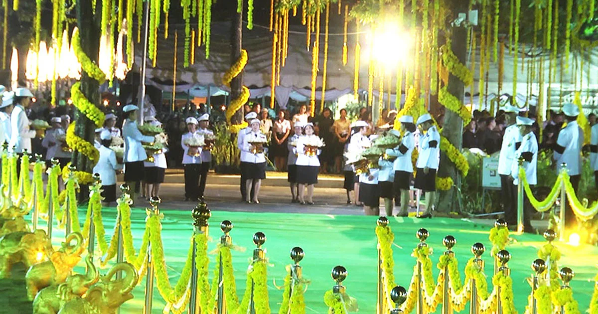 ชายแดนไทย-กัมพูชา ปชช.แห่ถวายดอกไม้จันทน์แน่นสุรินทร์