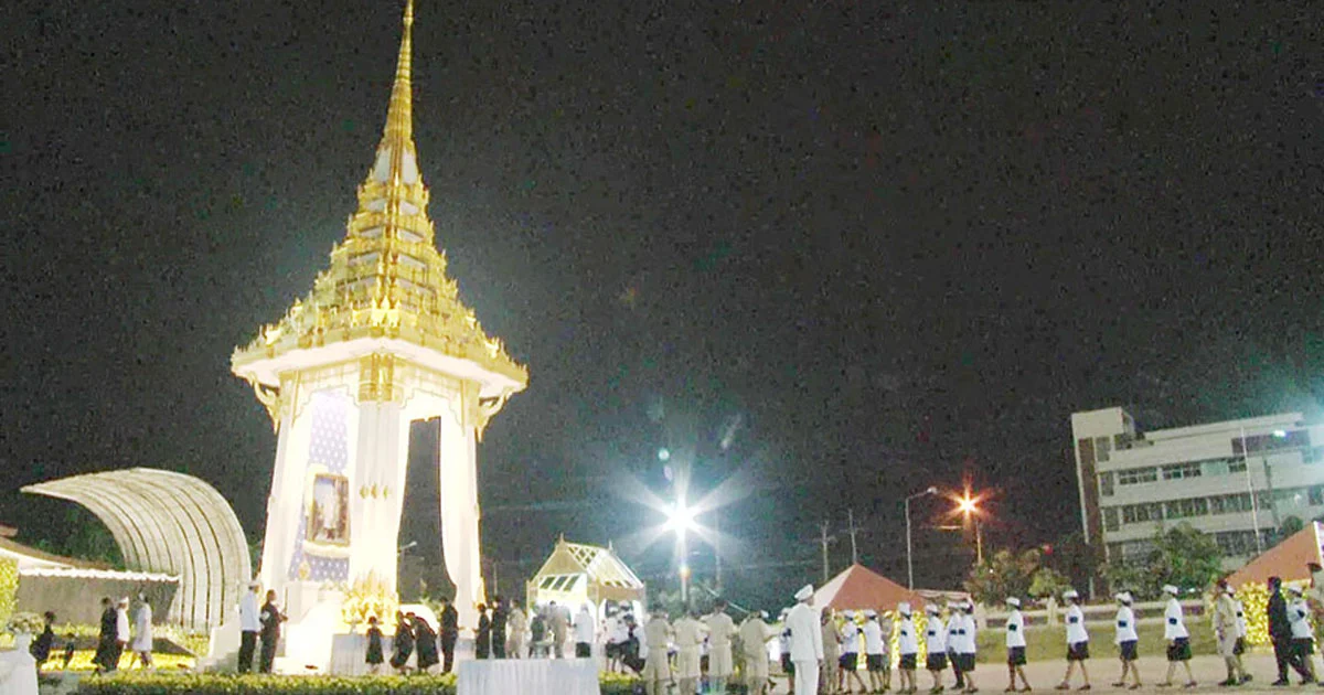 ชาวหนองบัวลำภูร่วมถวายดอกไม้จันทน์ จนเสร็จสิ้นพระราชพิธีฯ