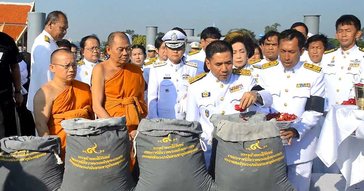 ผู้ว่าฯ อยุธยา อัญเชิญเถ้าดอกไม้จันทน์ ลอยอังคารแม่น้ำเจ้าพระยา