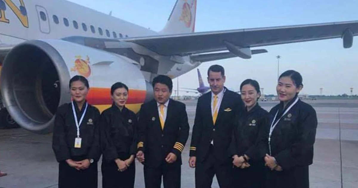 ประทับใจชาวไทย ‘สายการบินภูฏาน’ เปลี่ยนยูนิฟอร์มเป็นสีดำ แสดงความอาลัย ในหลวง ร.9