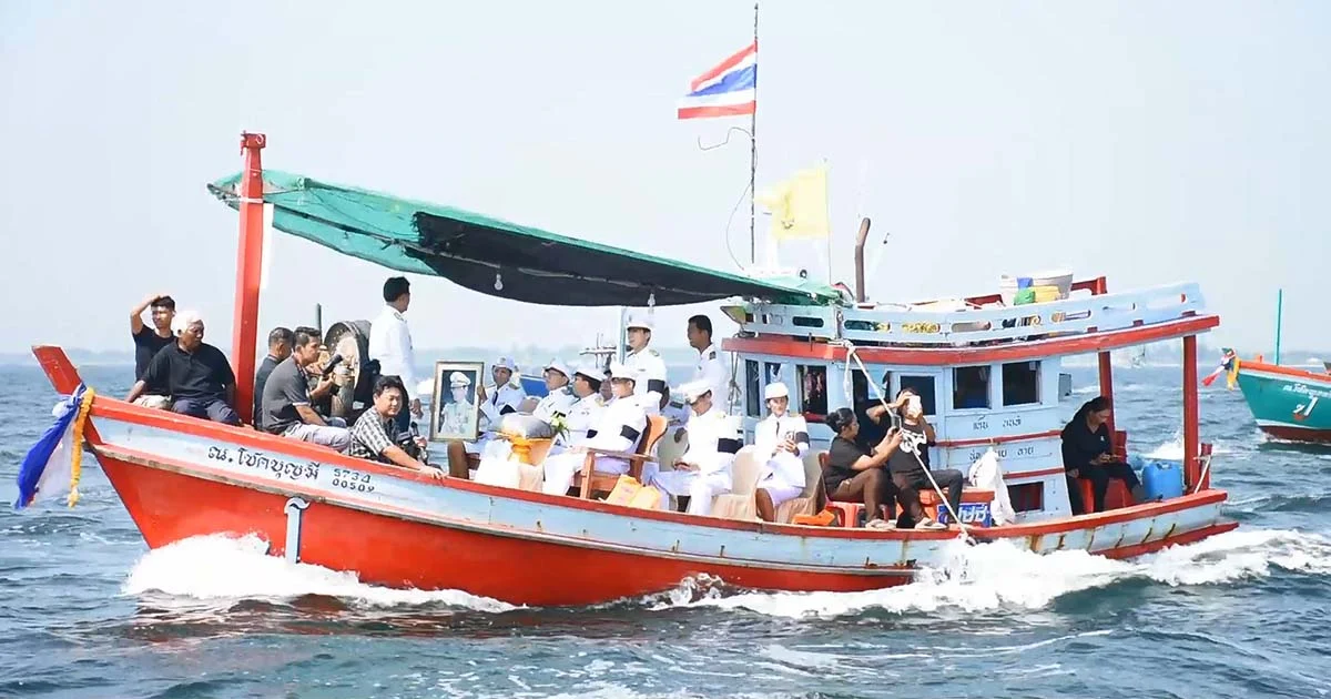 ผู้ว่าฯ เพชรบุรี นำขบวนเรือประมงกว่า 100 ลำ ร่วมพิธีลอยอังคารเถ้าดอกไม้จันทน์