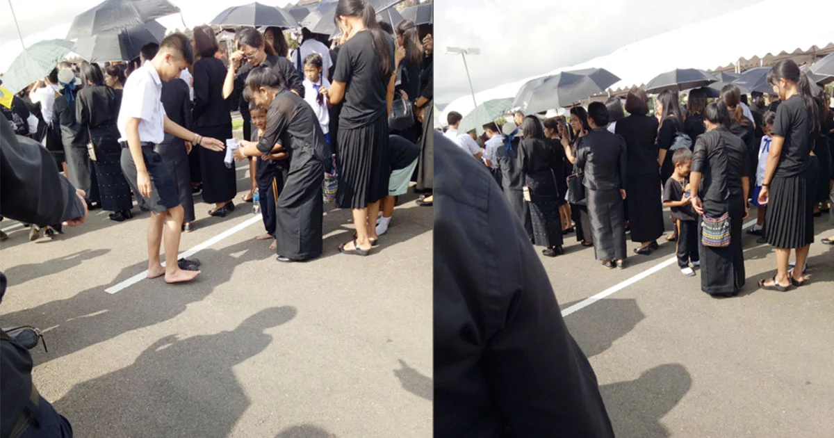 สุดประทับใจ ! เด็กนักเรียนถอดถุงเท้าให้น้องใส่ เข้าถวายดอกไม้จันทน์