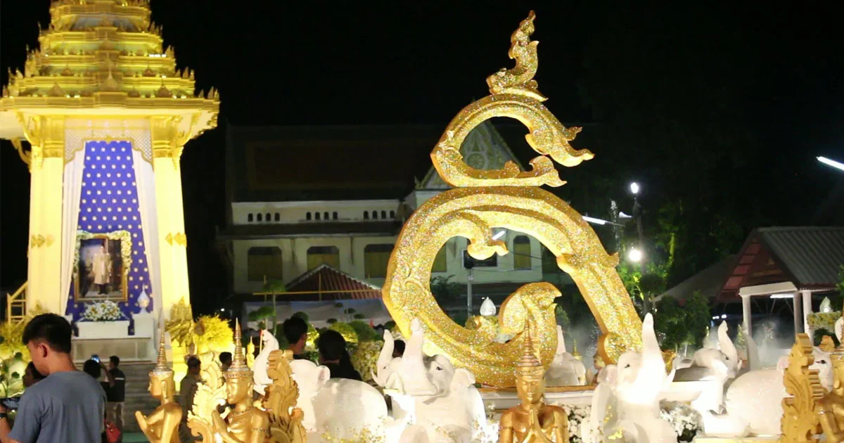 พ่อเมืองชวนเที่ยวชมพระเมรุมาศจำลอง ดั่งสวรรค์ดาวดึงส์ก็ไม่ปาน
