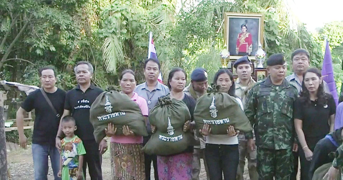 ทหารลงช่วยชุมชนกะเหรี่ยงคอยาว นำถุงพระราชทานสมเด็จพระเทพฯ มอบให้ชนเผ่า