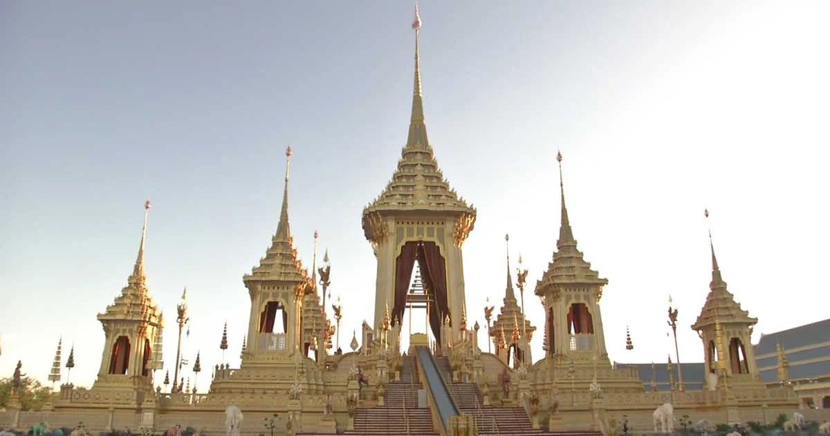 ประชาชนเข้าชมพระเมรุมาศ บริเวณรอบนอกท้องสนามหลวง