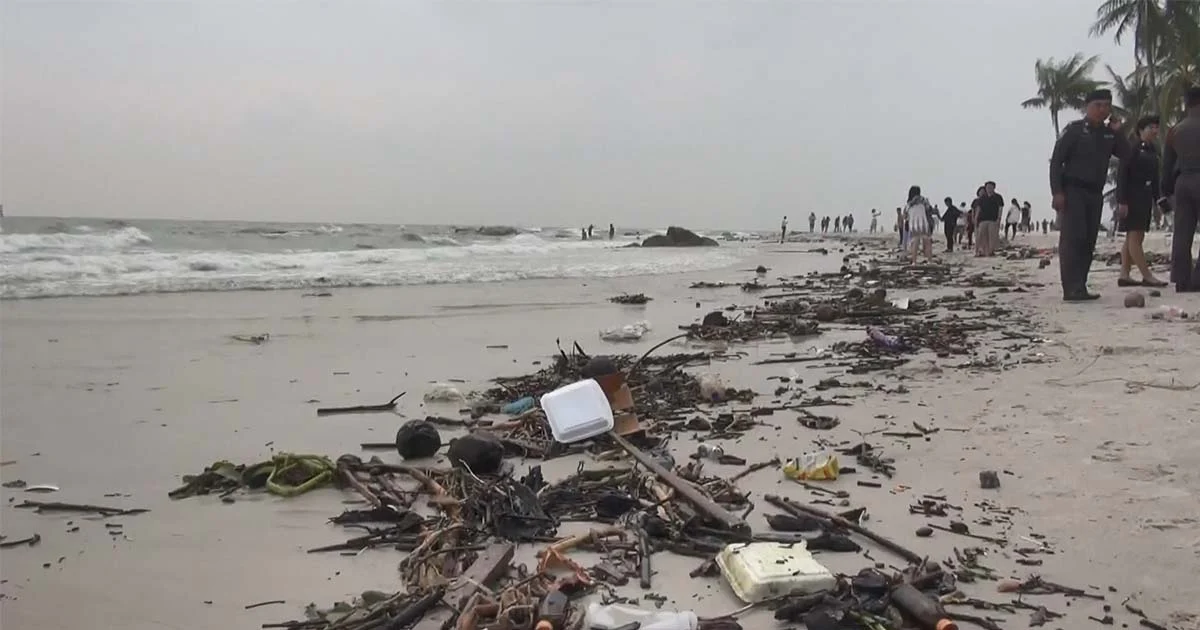 ทหารชาวบ้านเร่งเก็บขยะ หลังถูกน้ำซัดเกลื่อนหาดหัวหิน ยาวกว่า 7 กม.