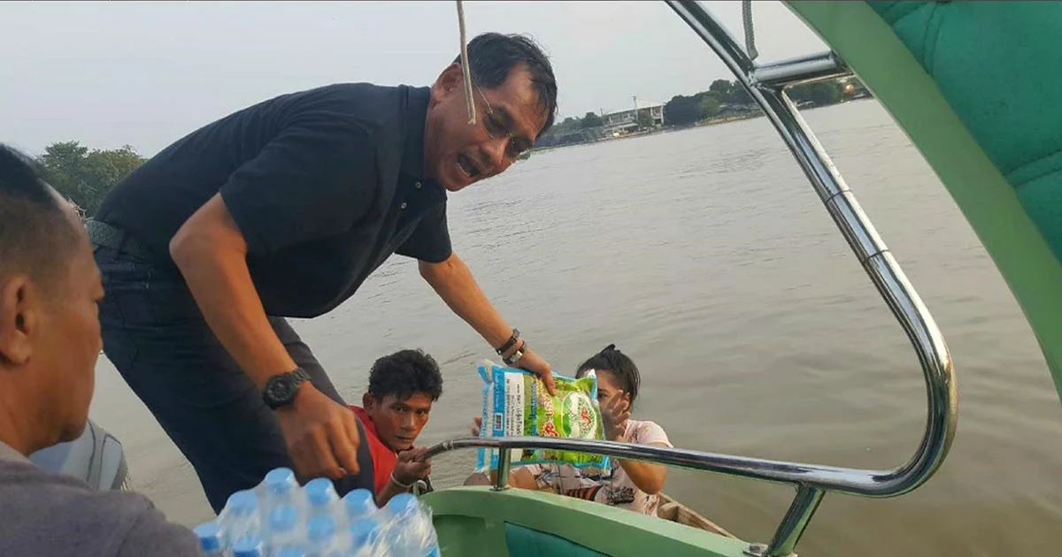 อดีตผู้บัญชาการนครบาล ลงเรือแจกถุงยังชีพ