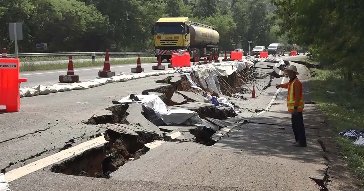 ผลพวงฝนตกหนัก ! ถนนสาย 304 โคราช – กบินทร์บุรี ทรุดตัวลึก 3 เมตร