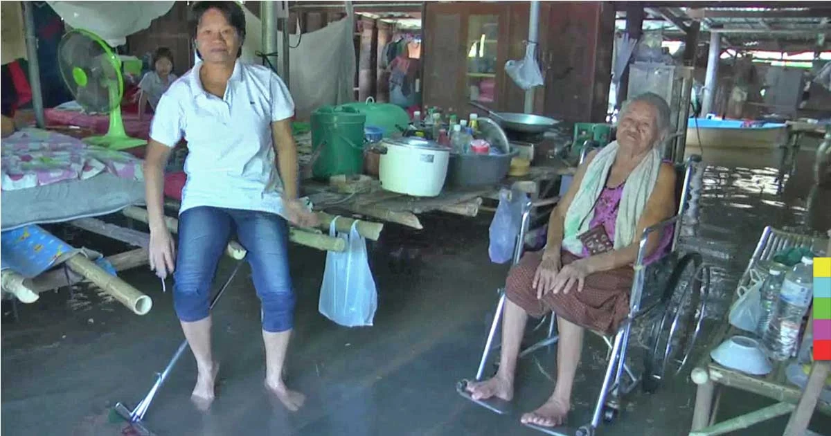 สุดลำบาก ! ชาวบ้านใน อ.เสนา น้ำยังท่วมชั้น 2 บางครอบครัวอาศัยบนถนน