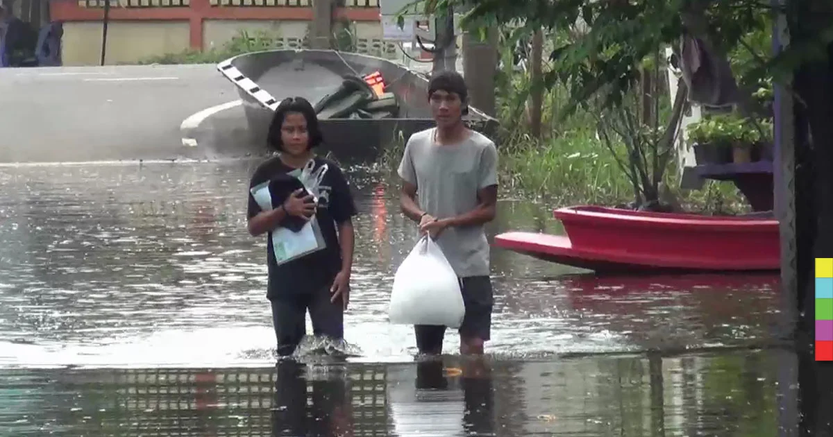อุทัยธานีสั่งหยุด 2 โรงเรียน หลังน้ำยังท่วมทะลักทั่วอาคารเรียน