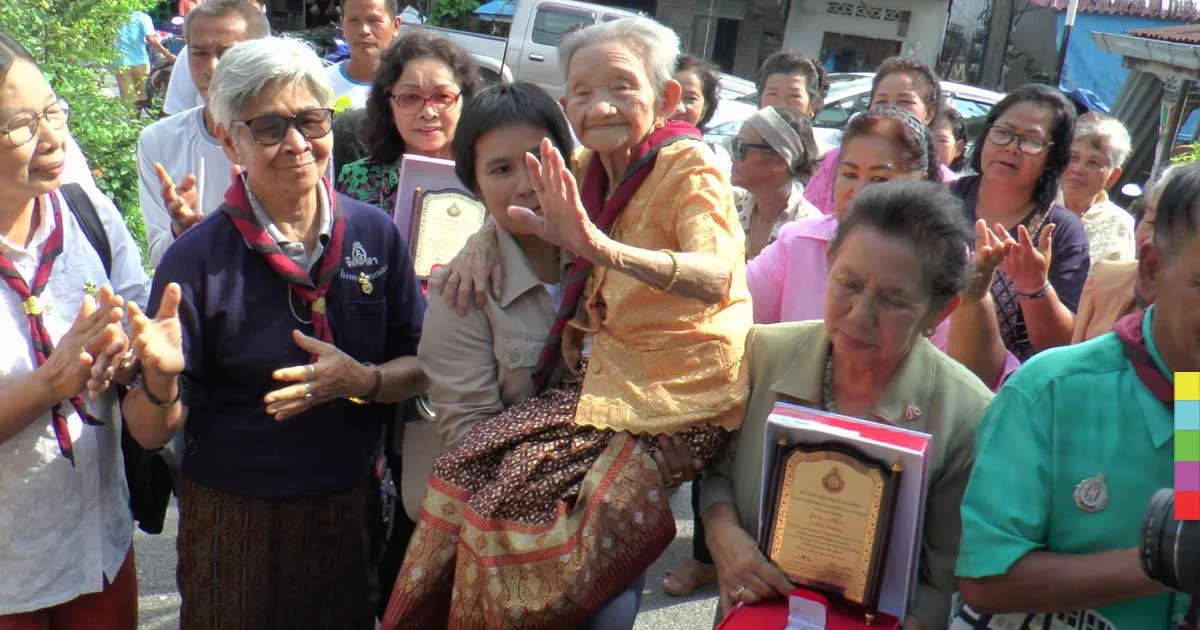 นึกว่างานแต่ง ! บรรดาผู้สูงอายุและคนในชุมชนยินดี 2 คุณยายอายุเกิน 100 ปี