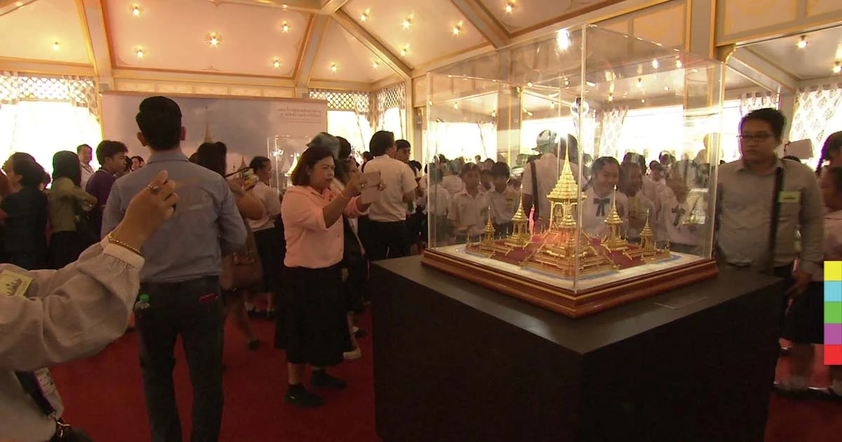 ห้ามสัมผัสประติมากรรม ! ปชช.แห่เข้าชมนิทรรศการพระเมรุมาศ เปิดวันแรก