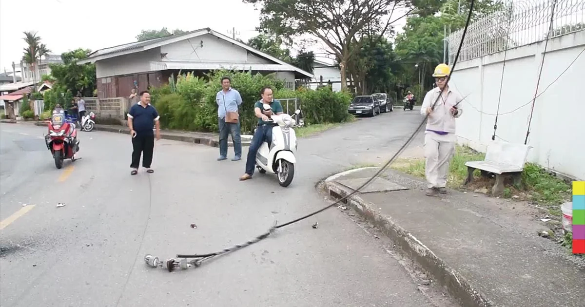 ลมหนาวที่พัดแรง ทำสายไฟฟ้าแรงสูงขนาดใหญ่ ร่วงลงพื้น