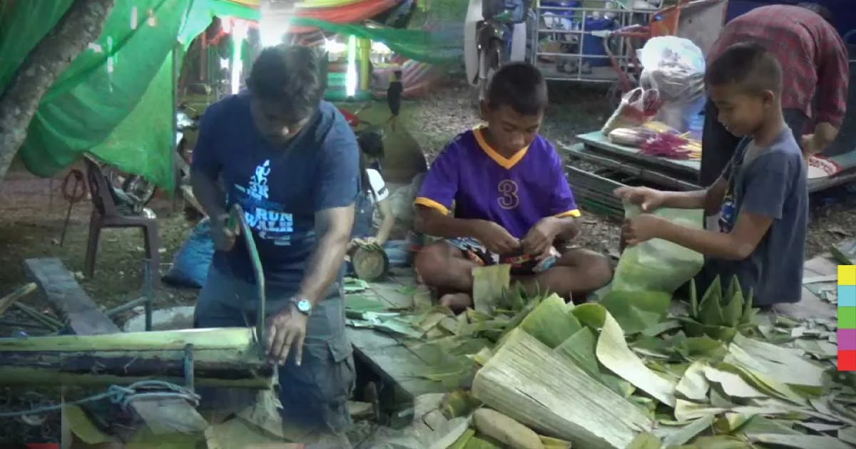 ชาวทับสะแกเตรียมกระทงต้นกล้วย 5,000 ใบ พร้อมขายนำเงินไปพัฒนาวัด