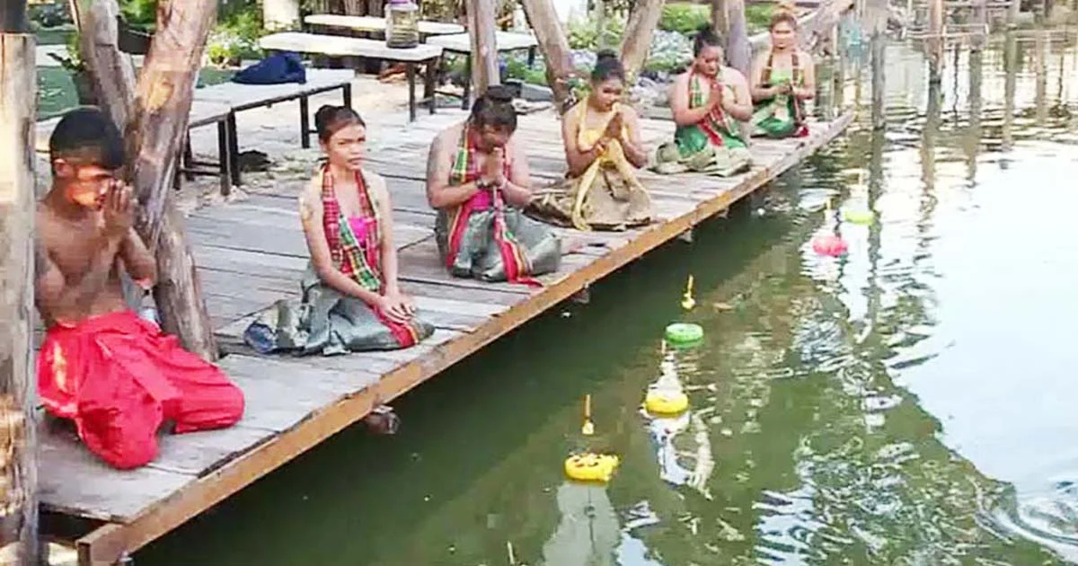 สีสันลอยกระทง คำชะโนด บางกอก แห่ขอพรพญานาคในน้ำ