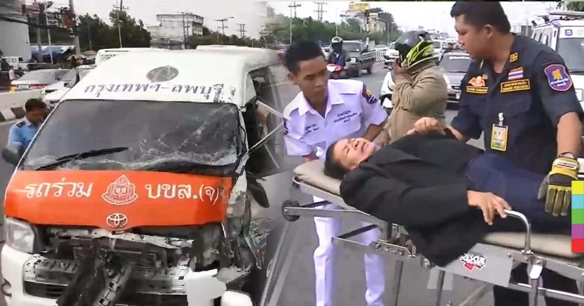 หวิดดับหมู่ ! โชเฟอร์รถตู้ขับซิ่ง-คุยโทรศัพท์ เสียหลักพุ่งชนรถจอดข้างทาง 3 คันรวด