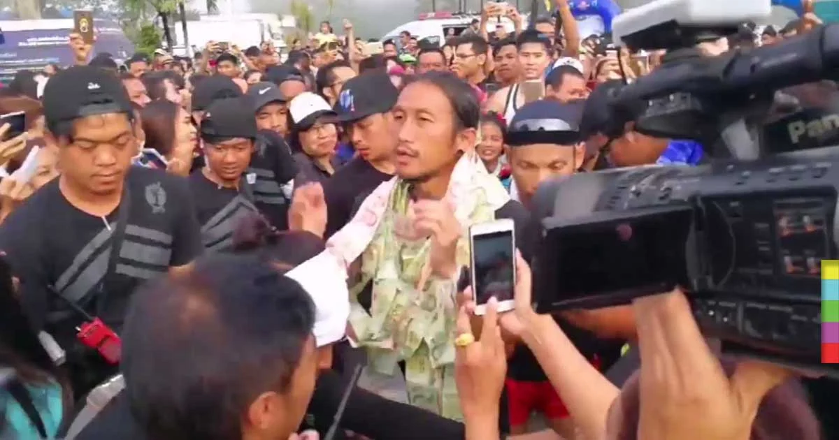 ก้าวทะลุ 100 ล้าน ! “ตูน บอดี้สแลม” วิ่งวันที่ 7 ชาวบ้านให้กำลังใจเพียบ