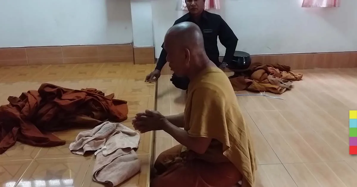 จับสึก! พระเมาเหล้าขาว รอรถโดยสารกลับวัด