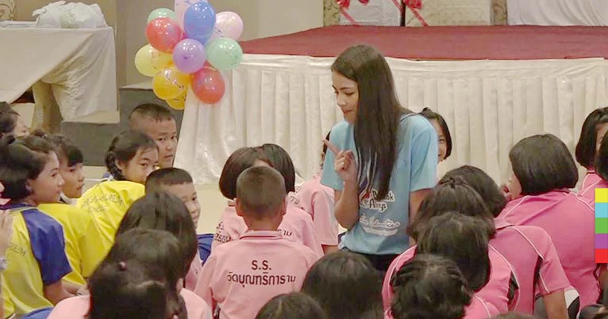 ธรรมดาซะที่ไหน ! ลีลา “ญาญ่า” สอนภาษาอังกฤษเด็กสมุย