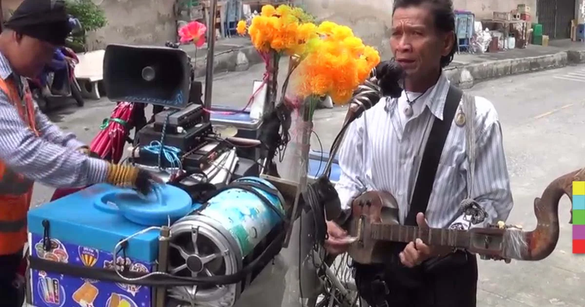 ลุงวัย 60 ปี ดีดพิณขายไอศกรีมหน้าหนาว.