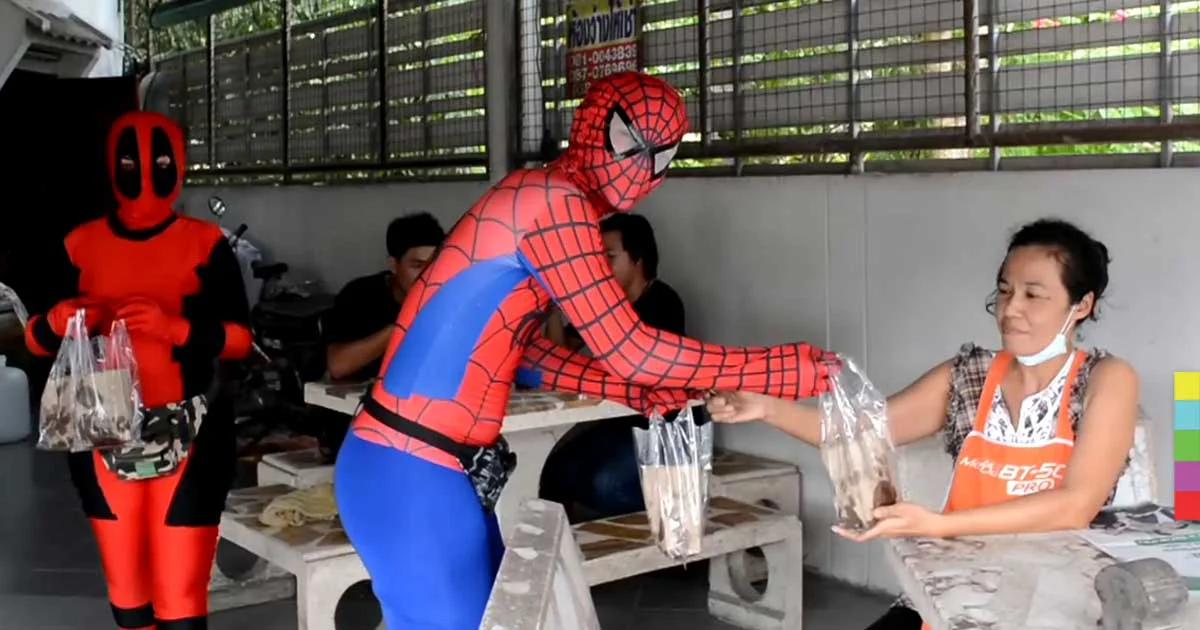 สร้างจุดขาย ! ซูเปอร์ฮีโร่ขายกล้วยทอด