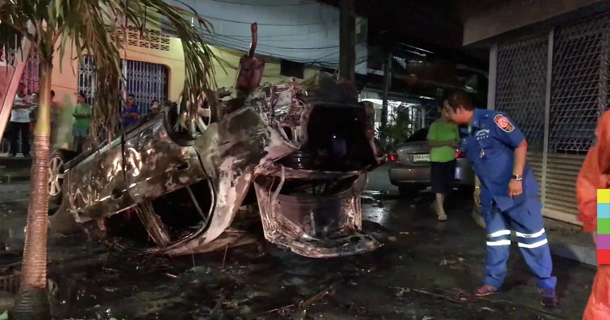 เก๋งพุ่งชนเสาไฟขาดสะบั้น คนขับหนีตาย ก่อนไฟลุกไหม้ทั้งคัน !