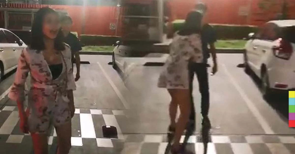 แชร์ว่อน ! คลิปสาวเมาหนักอาละวาด ถีบหน้าแท็กซี่ หลังให้รับผิดชอบที่อ้วกใส่รถ