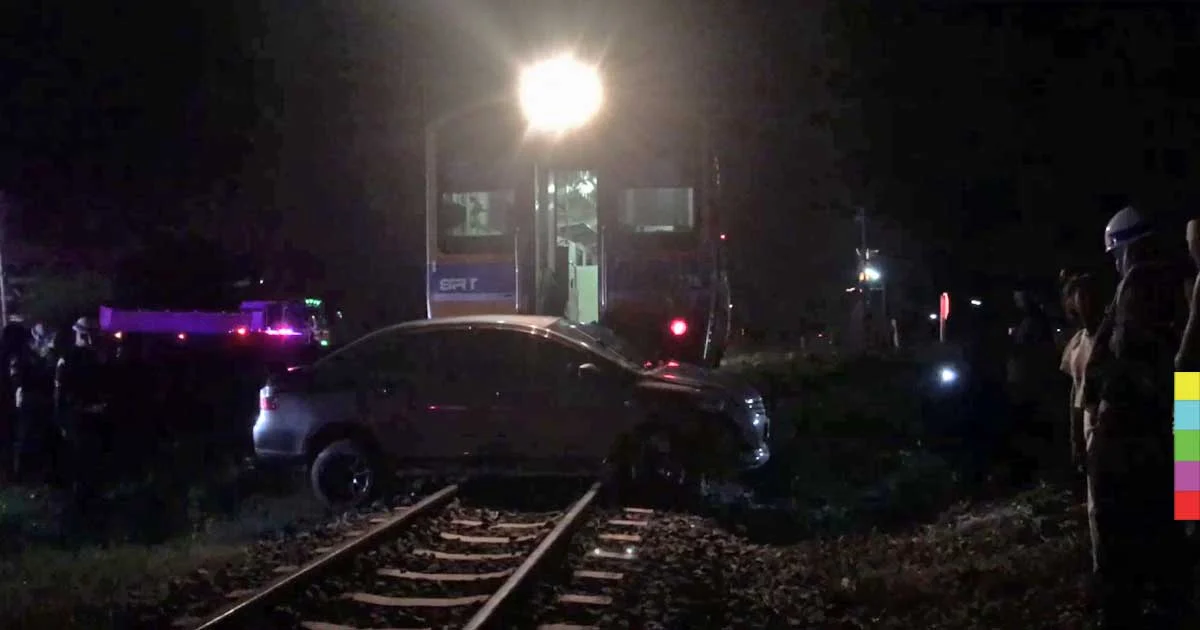 ราวปาฏิหาริย์ ! รถไฟชนรถเก๋งไถลไกลกว่า 100 เมตร แต่คนขับเก๋งรอด