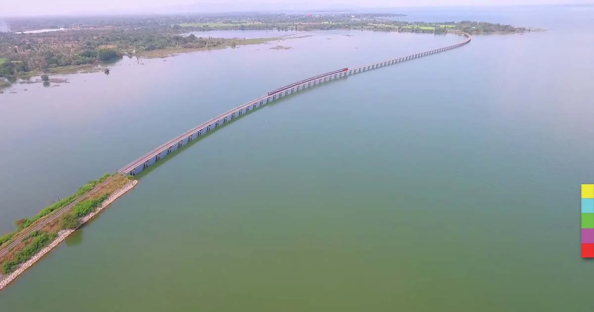 ขบวนรถไฟลอยน้ำ ชมความงามเหนือเขื่อนของพ่อ