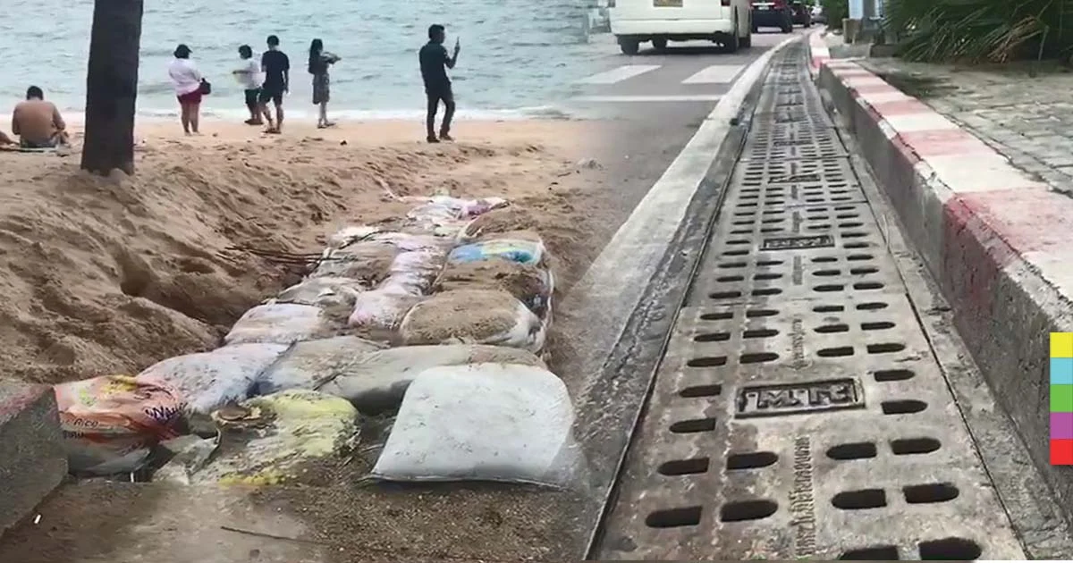 วอนแก้ปัญหาน้ำท่วมขังถนนชายหาด ส่งกลิ่นเหม็น หวั่นเสียภาพลักษณ์