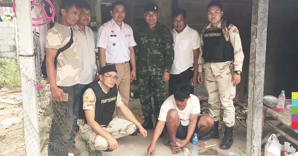 ล้อมปิดหมู่บ้านค้นยาเสพติด เจอของกลางเพียบ ตัวใหญ่ยังหนีรอดไปได้