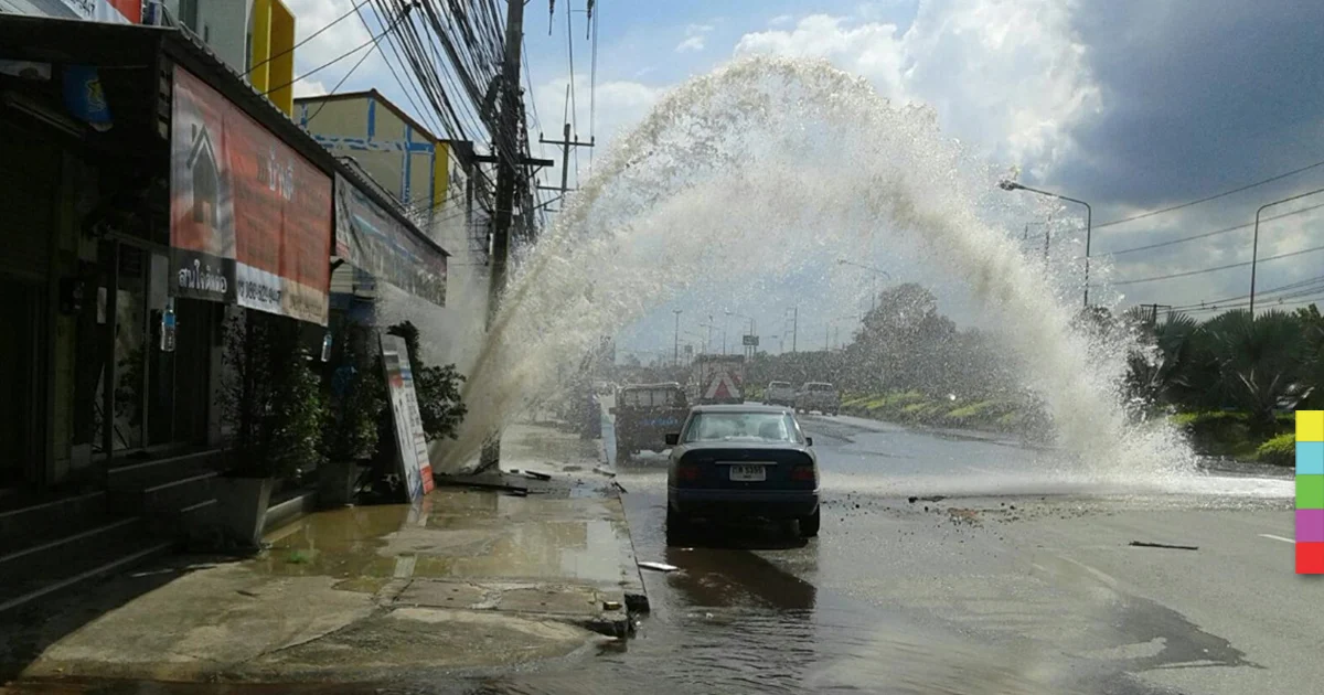 เกิดอุโมงค์น้ำพุ่งข้ามเลน บนถนนสุขุมวิท
